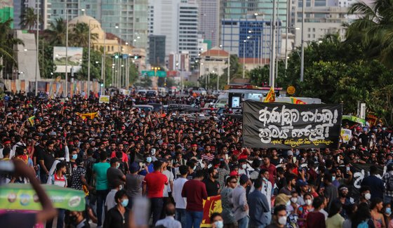 지난 4월 국가부도를 선언한 스리랑카에서 대학생 수천명이 대통령의 퇴진을 요구하며 수도 콜롬보에서 시위를 하고 있다. EPA=연합뉴스