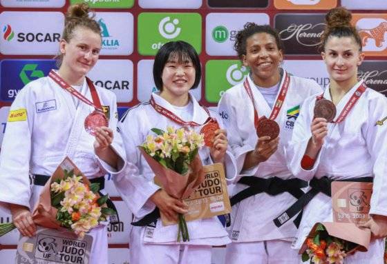 트빌리시 그랜드슬램 금메달을 목에 건 허미미(왼쪽 둘째). 사진 IJF