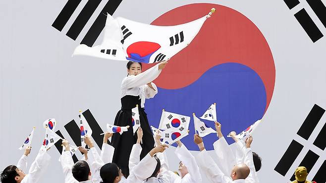 광복절을 하루 앞둔 14일 서울 서대문형무소역사관에서 독립 관련 퍼포먼스가 열리고 있다. 연합뉴스
