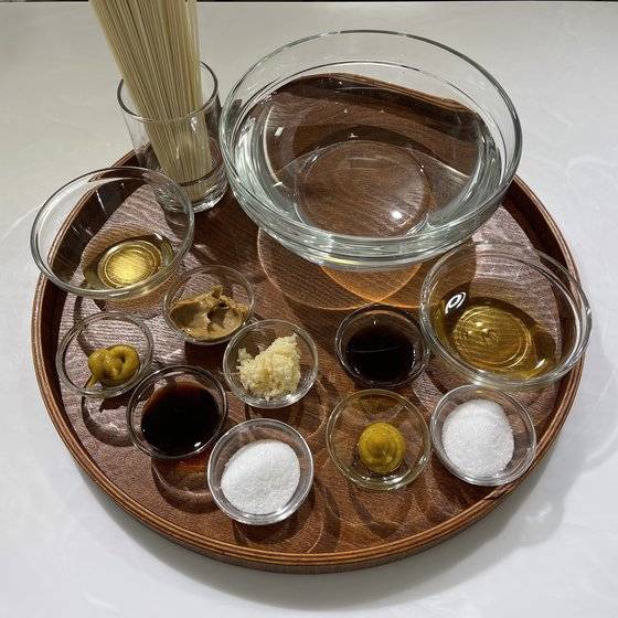 초계국수 양념과 육수에 넣을 재료. 사진 이정웅