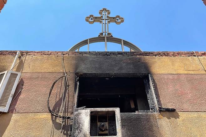 14일(현지시간) 이집트 카이로에 있는 콥트교회에서 발생한 대형 화재로 최소 41명이 숨졌다고 이집트 보건부가 밝혔다. 신화=연합뉴스