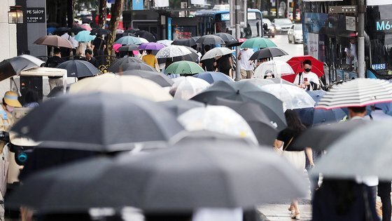 11일 오전 서울 강남구 삼성역 일대에서 시민들이 우산을 쓰고 출근길 발걸음을 옮기고 있다. 뉴스1