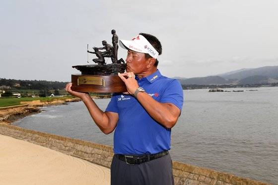 지난해 시니어투어 퓨어 인슈어런스 챔피언십에서 우승한 최경주. AFP=연합뉴스