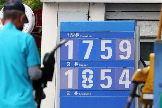 15일 서울 시내 한 주유소에서 휘발유를 1759원, 경유를 1854원에 판매하고 있다. [뉴스1