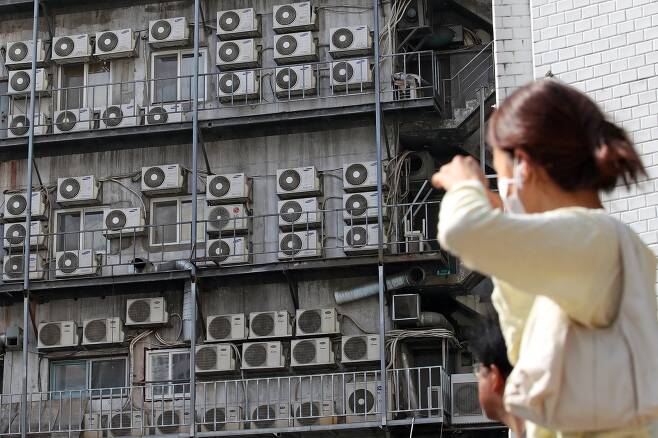 지난달 서울 중구 한 건물 외벽에 에어컨 실외기가 줄지어 설치돼 있다. 뉴시스