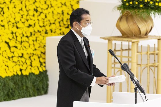 기시다 후미오 일본 총리가 15일 도쿄 부도칸에서 열린 '전국전몰자추도식'에서 연설하고 있다. AP=연합뉴스