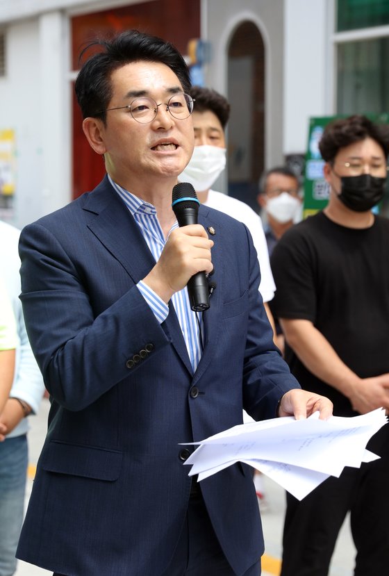 더불어민주당 당 대표 선거에 나선 박용진 의원이 15일 오후 광주 동구 동명동 카페의 거리를 찾아 기자회견을 열고 지지를 호소하고 있다. 연합뉴스