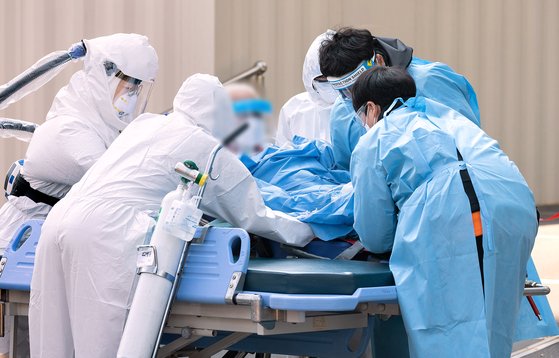 지난 3월 서울 중랑구 서울의료원에서 구급대원들과 의료진들이 환자를 이송하고 있다. 뉴스1