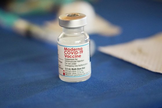 모더나의 코로나19 백신. 15일 영국 보건당국은 원형·변형 바이러스를 모두 겨냥한 모더나의 '2가 백신'을 사용 승인했다. AP=연합뉴스