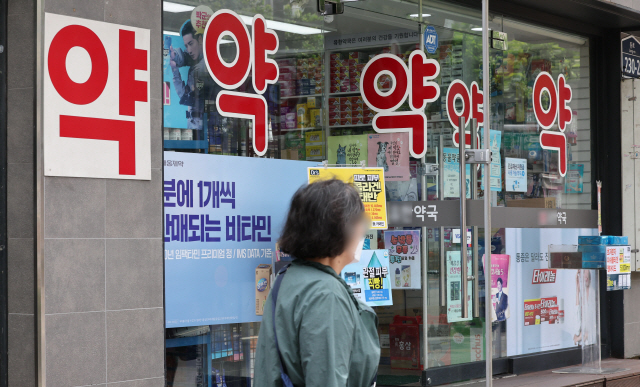 ▲ 코로나19 재유행으로 감기약 수요가 늘고 있는 가운데 서울 시내의 한 약국 모습. 연합뉴스