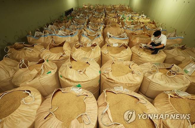 재고만 쌓여가는 쌀 (출처 : 연합뉴스)