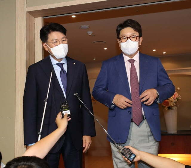 국민의힘 권성동 원내대표, 장제원 의원(왼쪽). / 사진=뉴스1