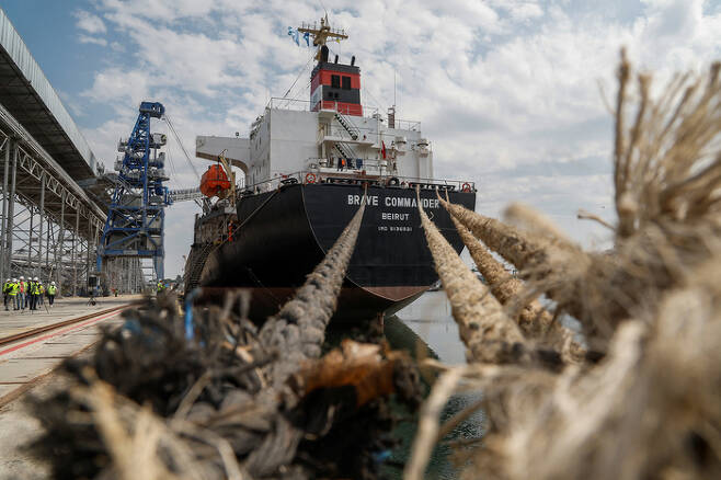 유엔 세계식량계획(WFP)의 전세 선박 ‘브레이브 커맨더’가 14일(현지시간) 우크라이나 피데니항에서 출항을 기다리고 있다. 로이터연합뉴스