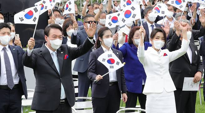 만세삼창 윤석열 대통령 부부와 정부 인사, 독립유공자 후손 등이 15일 대통령실 청사 잔디마당에서 열린 제77주년 광복절 경축식에서 ‘만세삼창’을 하고 있다. 대통령실사진기자단