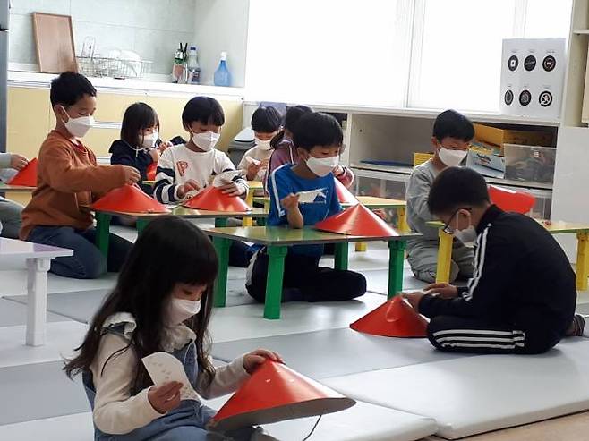 상주 낙동초 학생들이 다이음 체험 교실에서 지역화 체험활동을 하고 있다.(경북교육청 제공) 2022.08.15.