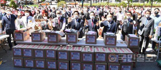 이영훈 여의도순복음교회 목사와 교역자들이 2020년 8월 교회 앞에서 굿피플과 함께 소외계층을 위한 '희망박스'를 포장하고 있다.