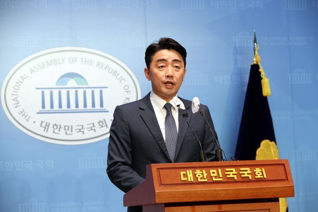 강훈식 더불어민주당 당대표 후보가 15일 국회에서 후보직 사퇴 기자회견을 하고 있다. 공동취재단
