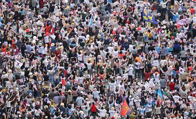 15일 세종대로 일대에서 '자유통일 주사파 척결 8·15 일천만 국민대회'가 진행되고 있다. 연합뉴스