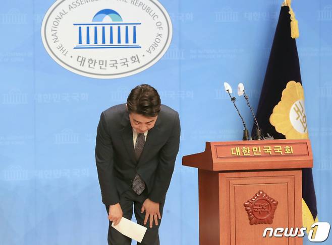 (서울=뉴스1) 유승관 기자 = 강훈식 더불어민주당 당대표 후보가 15일 서울 여의도 국회 소통관에서 기자회견을 열고 당대표 후보 사퇴를 밝힌 후 고개 숙여 인사하고 있다. (공동취재) 2022.8.15/뉴스1 Copyright (C) 뉴스1. All rights reserved. 무단 전재 및 재배포 금지.