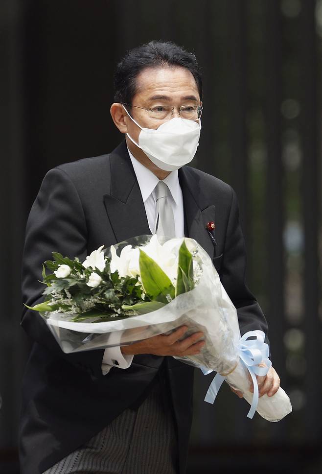 기시다 후미오 일본 총리가 패전 77주년을 맞아 15일 도쿄 지도리가후치에 있는 전몰자묘원에서 헌화하고 있다. 도쿄 AP교도=연합뉴스
