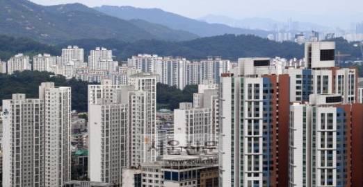 아파트 거래가 얼어붙고 값이 하락세에 접어든 가운데 내 집 마련에 대한 실수요자들의 관심이 높아지고 있다. 사진은 지난해 수도권광역급행철도(GTX) 호재 등으로 급등했다가 올해 들어 급락세를 보이고 있는 경기 안양 지역 아파트 전경. 박윤슬 기자