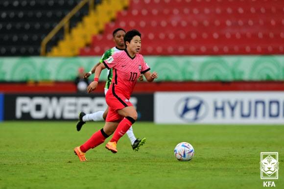 황인선호가 2022 국제축구연맹(FIFA) 20세 이하(U-20) 여자 월드컵 조별리그 2차전 나이지리아와의 경기에서 천가람이 드리볼을 하며 상대진역을 돌파하고 있다.대한축구협회 제공