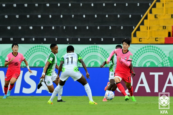 황인선호가 코스타리카 알라후엘라의 알레한드로 모레라 소토 경기장에서 열린 2022 국제축구연맹(FIFA) 20세 이하(U-20) 여자 월드컵 조별리그 2차전에서 대표팀 선수들이 나이지리아를 상대로 플레이를 하고 있다.대한축구협회 제공