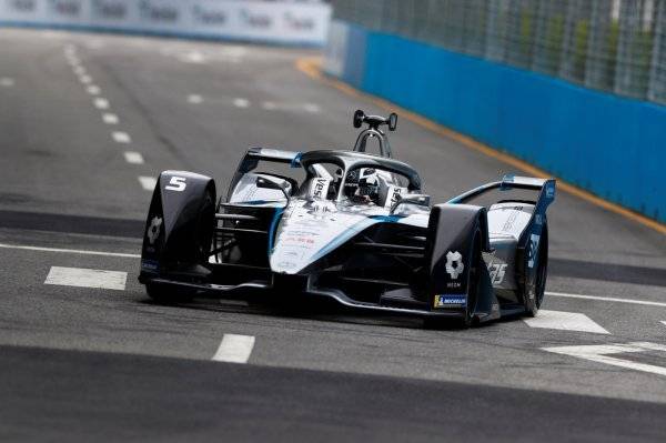 메르세데스-EQ팀의 포뮬러 E 머신인 ‘메르세데스-EQ 실버 애로우 02’가 잠실 스트리트 서킷을 역주하고 있다. 사진제공|메르세데스 벤츠 코리아