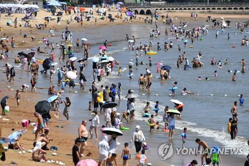 8월1일 중국 칭다오 해변의 피서객들 [AFP.연합뉴스 자료사진]