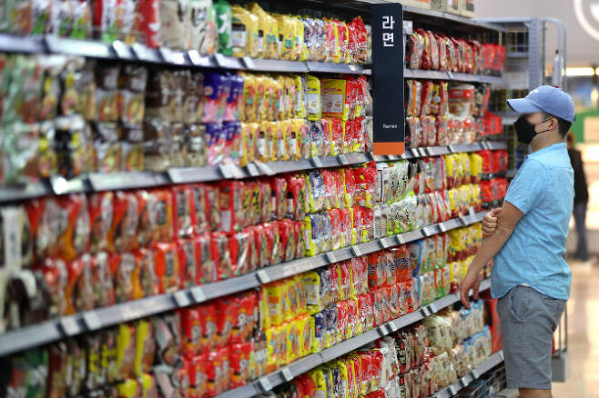 서울 시내 한 대형마트에서 소비자가 라면 매대에 진열된 제품들을 살펴보고 있는 모습. (사진=뉴시스)
