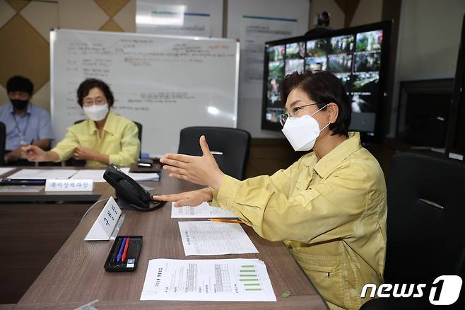 김미경 서울 은평구청장이 지난 9일 구청에서 풍수해 긴급 재난안전 대책회의를 주재하고 있다, (은평구청 제공) 2022.8.10/뉴스1