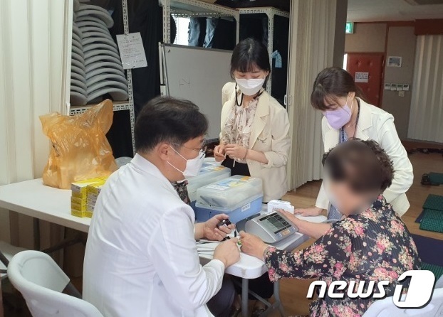 서울 동작구 사당2동 주민센터에서 동작구 보건소 의료진이 이재민에 대한 진료를 보고 있다. (동작구청 제공)