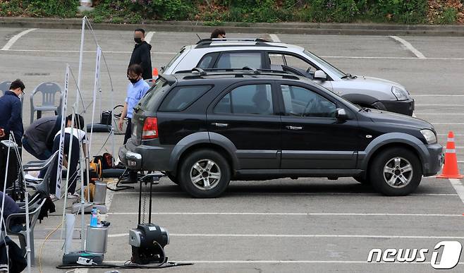 지난 4월25일 오후 서울 송파구 잠실종합운동장 제1주차장에서 서울시와 협력업체 직원들이 배출가스저감장치(DPF)를 부착한 노후경유차량에 대해 무상점검을 하고 있다. 2022.4.25/뉴스1 ⓒ News1 구윤성 기자