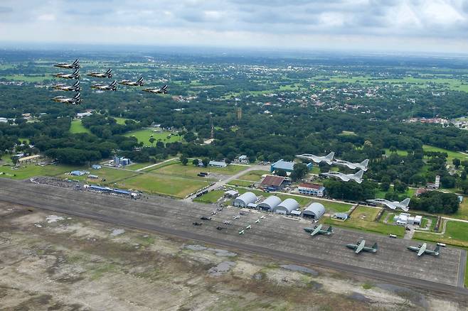 공군 블랙이글스와 필리핀 공군 FA-50PH가 우정비행을 하고 있다.(공군 제공)