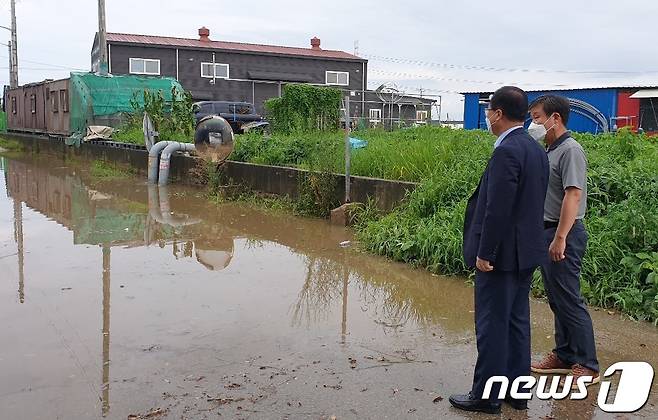 정체전선 남하로 전북지역에 많은 비가 내린 16일 유희태 완주군수가 현장 점검에 나섰다.(완주군제공)2022.8.16