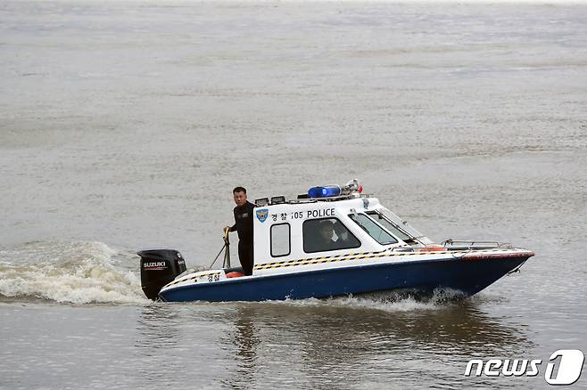 경찰대원들이 15일 수상보트에 올라 한강에서 실종된 20대 남성을 찾고 있다. 2022.8.15/뉴스1 ⓒ News1 황기선 기자