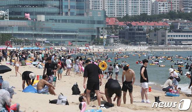 부산 해운대구 해운대해수욕장을 찾은 피서객들이 물놀이를 즐기고 있다. 2022.8.7/뉴스1 ⓒ News1 김영훈 기자