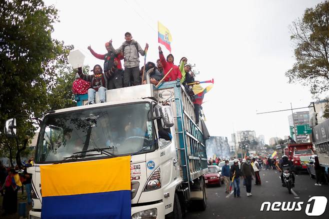 30일(현지시간) 에콰도르 키토에서 원주민들로 이뤄진 반정부 시위대가 정부와의 합의가 이뤄진 후 거리에서 축하하고 있다. ⓒ 로이터=뉴스1 ⓒ News1 이유진 기자