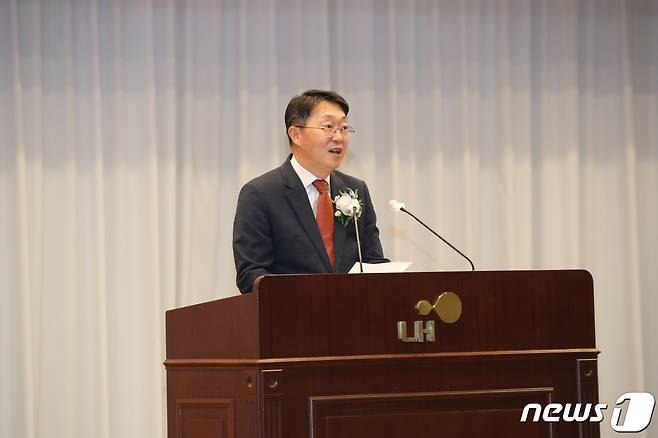 김현준 한국토지주택공사(LH) 사장이 16일 본사에서 열린 퇴임식에서 발언하고 있다. (사진제공=LH)