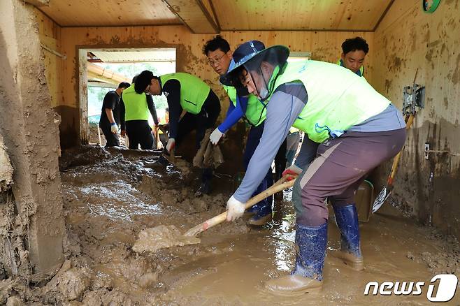 충남세종농협 직원들이 토사가 밀려든 부여 피해 가옥에서 복구작업을 벌이고 있다. (충남세종농협 제공)