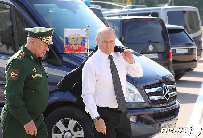 블라디미르 푸틴 러시아 대통령이 15일(현지시간) 모스크바 인근 쿠빈카에서 열린 방위 산업 전시회인 육군 2022 포럼 개막식에 세르게이 쇼이구 국방장관과 도착을 하고 있다. ⓒ AFP=뉴스1 ⓒ News1 우동명 기자