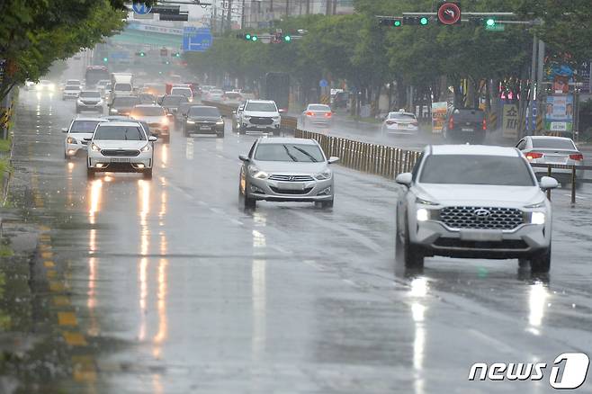 ㄱ16일 오전 경북 포항시 전역에 비가 내리고 있다. 기상청은 오후부터 소강상태를 보이다 늦은 밤부터 다시 비가 내리겠다고 예보했다. 2022.8.17/뉴스1 ⓒ News1 최창호 기자