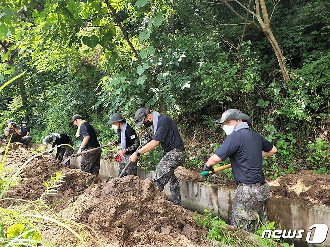 집중호우 피해복구 대민지원 활동 나선 장병들.(육군 제20기갑여단 제공) 2022.8.16/뉴스1