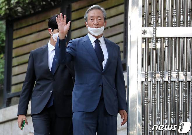 정몽준 아산재단 이사장이 16일 오후 고 변중석 여사 15주기 추모제사가 열린 서울 종로구 정주영 현대그룹 명예회장의 청운동 옛 자택으로 들어서고 있다. 2022.8.16/뉴스1 ⓒ News1 이동해 기자