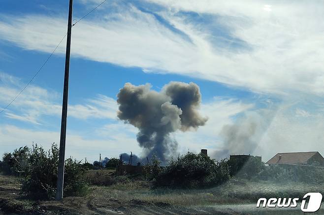9일(현지시간) 크림반도 노보페도리브카에 있는 러시아의 공군 기지 쪽에서 폭발이 발생했다. 22.08.09 ⓒ 로이터=뉴스1 ⓒ News1 김예슬 기자