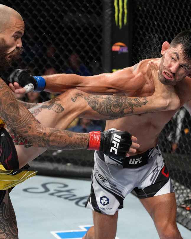 말론 베라가 도미닉 크루즈(오른쪽)를 킥으로 공격하고 있다. 사진 | UFC