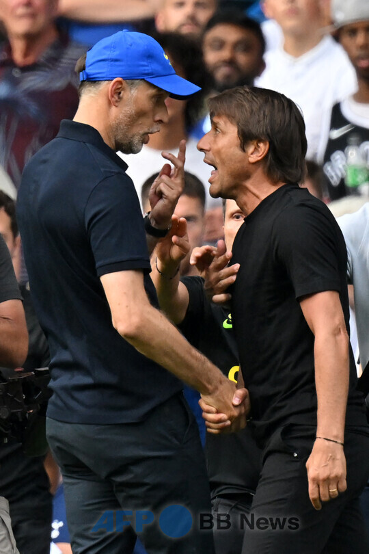 경기 후 언쟁을 펼치는 첼시의 토마스 투헬(왼쪽) 감독과 토트넘의 안토니오 콘테 감독. ⓒAFPBBNews = News1