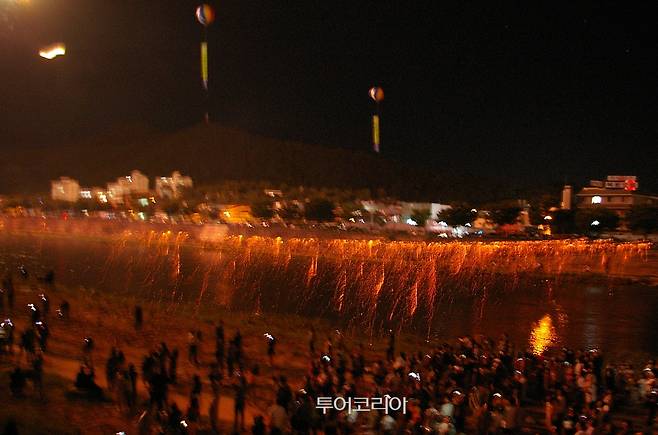 무주반딧불축제 기간 무주읍 남대천에서 선보이는 낙화놀이