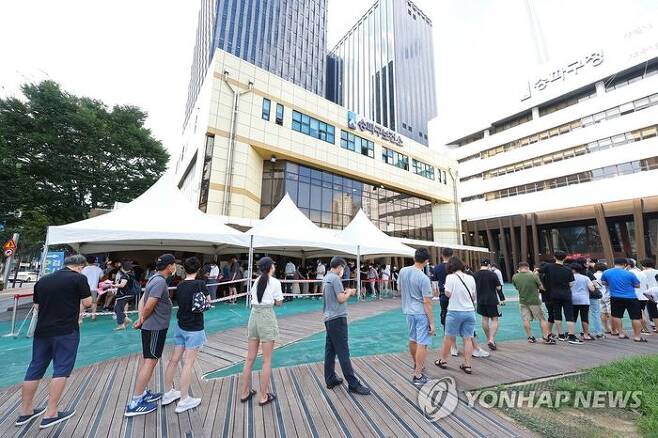 16일 오전 서울 송파구보건소에 마련된 코로나19 선별진료소를 찾은 시민들이 검사를 기다리고 있다. ⓒ연합뉴스