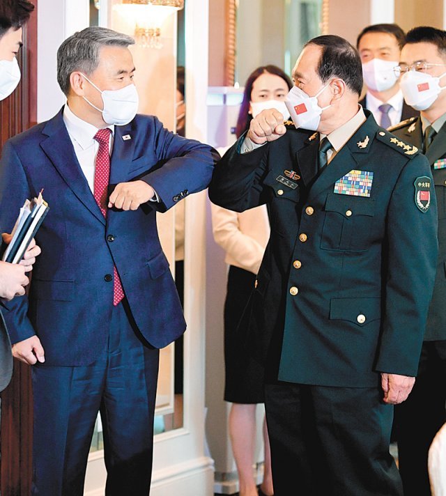 이종섭 국방부 장관(왼쪽)이 6월 10일 싱가포르에서 열린 ‘제19차 아시아안보회의’에서 웨이펑허 중국 국방부장(장관)과 양자회담에 앞서 팔꿈치 인사를 나누고 있다. 국방부 제공